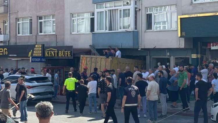 Freni patlayan kamyon dükkana daldı