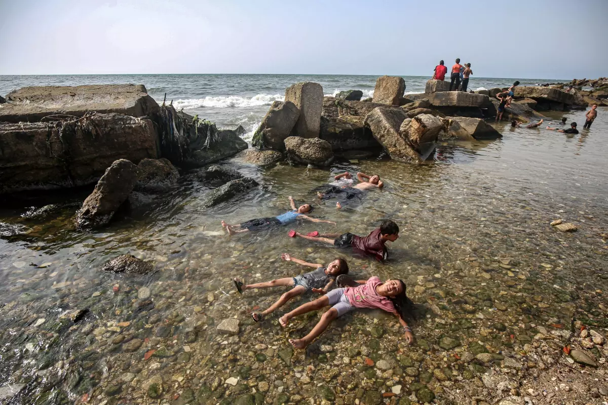 Gazze’de Çocuklar Sıcak ve Saldırılara Maruz Kalıyor