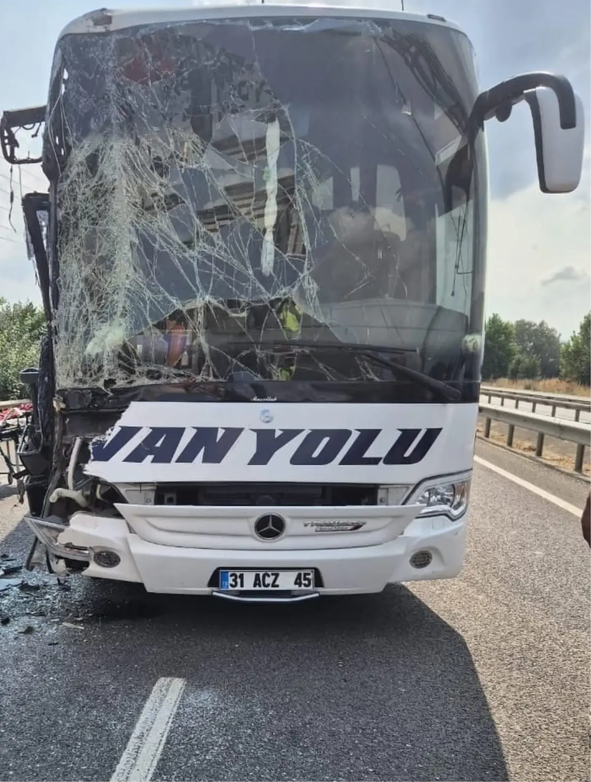 İnegöl’de Yolcu Otobüsü TIR’a Çarptı: 1 Yaralı