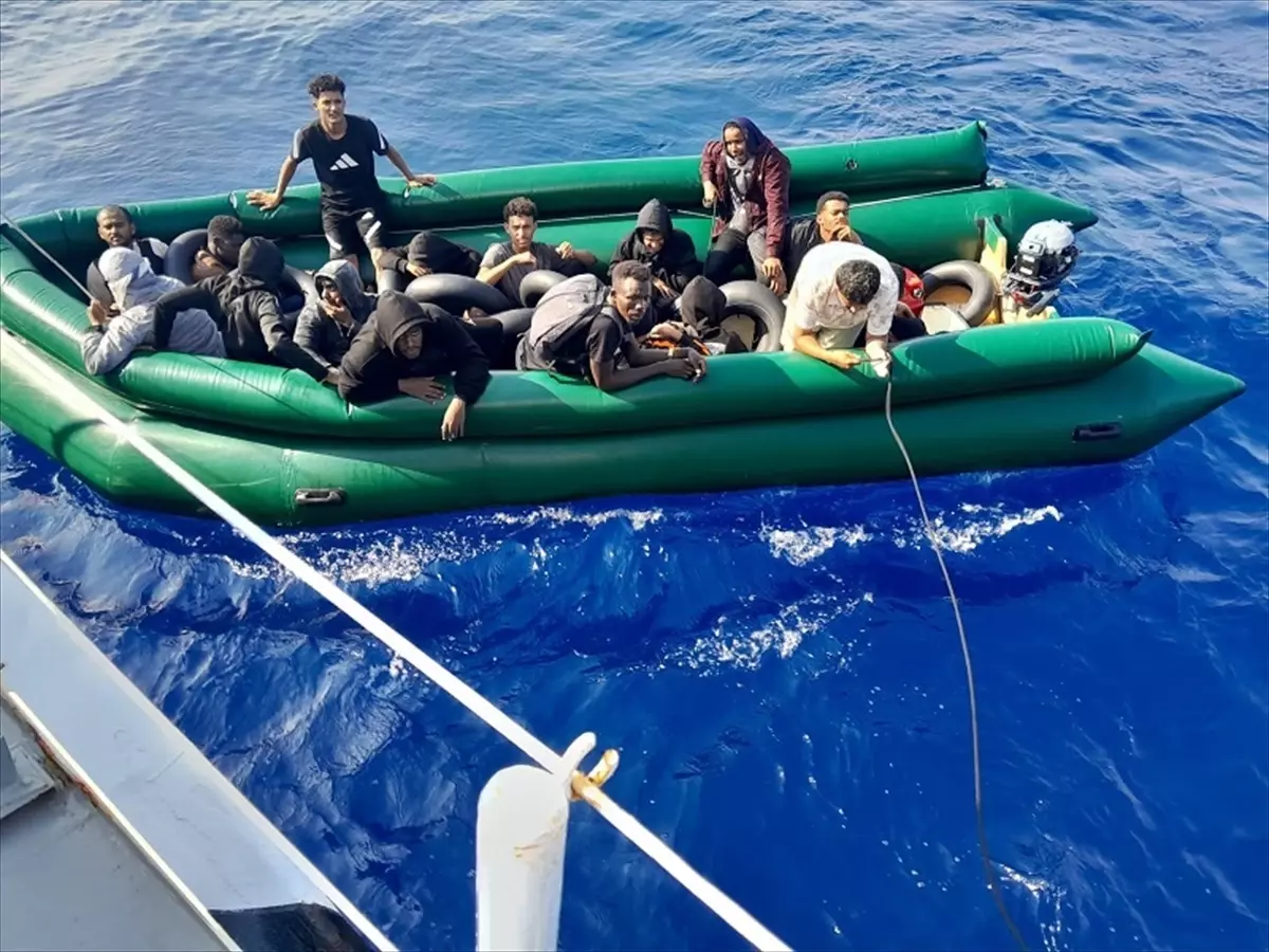 İzmir’de 18 Düzensiz Göçmen Kurtarıldı