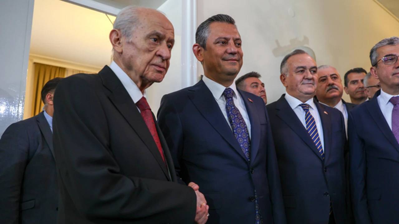 Özel’den Bahçeli’nin “Türkiye, hukuki davalardan süratle kurtulmalı” çağrısına yanıt