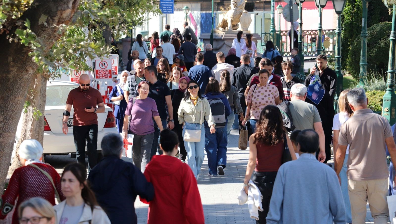 Güzel havayı fırsat bilen vatandaşlar çarşıyı doldurdu
