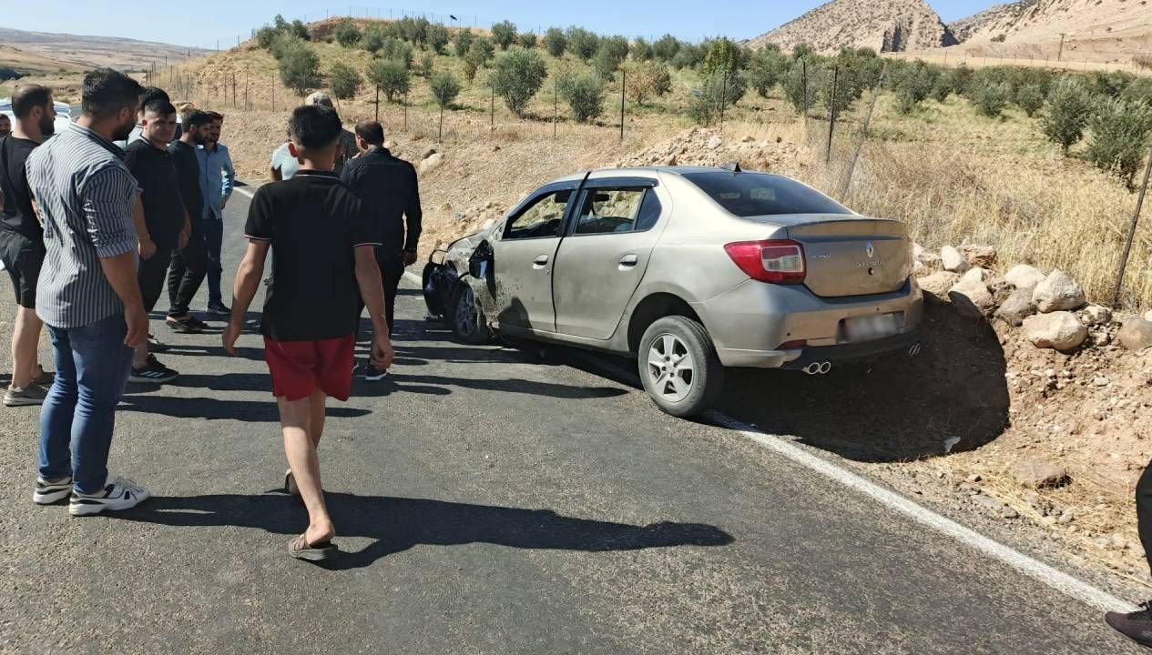 İki otomobilin çarpıştığı kazada sürücüler yaralandı