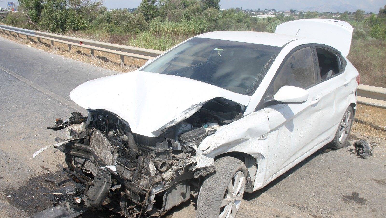 Otomobil yol kenarında bariyerlere çarptı: 2 yaralı