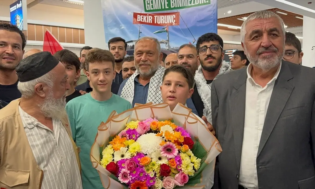 Mersin’de Çiçeklerle Karşılanan Aktivist Bekir Turunç, İsrail Saldırısını Anlattı