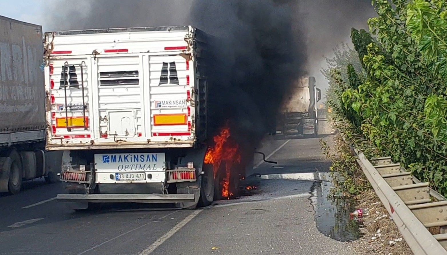 Seyir halindeki TIR alev alev yandı