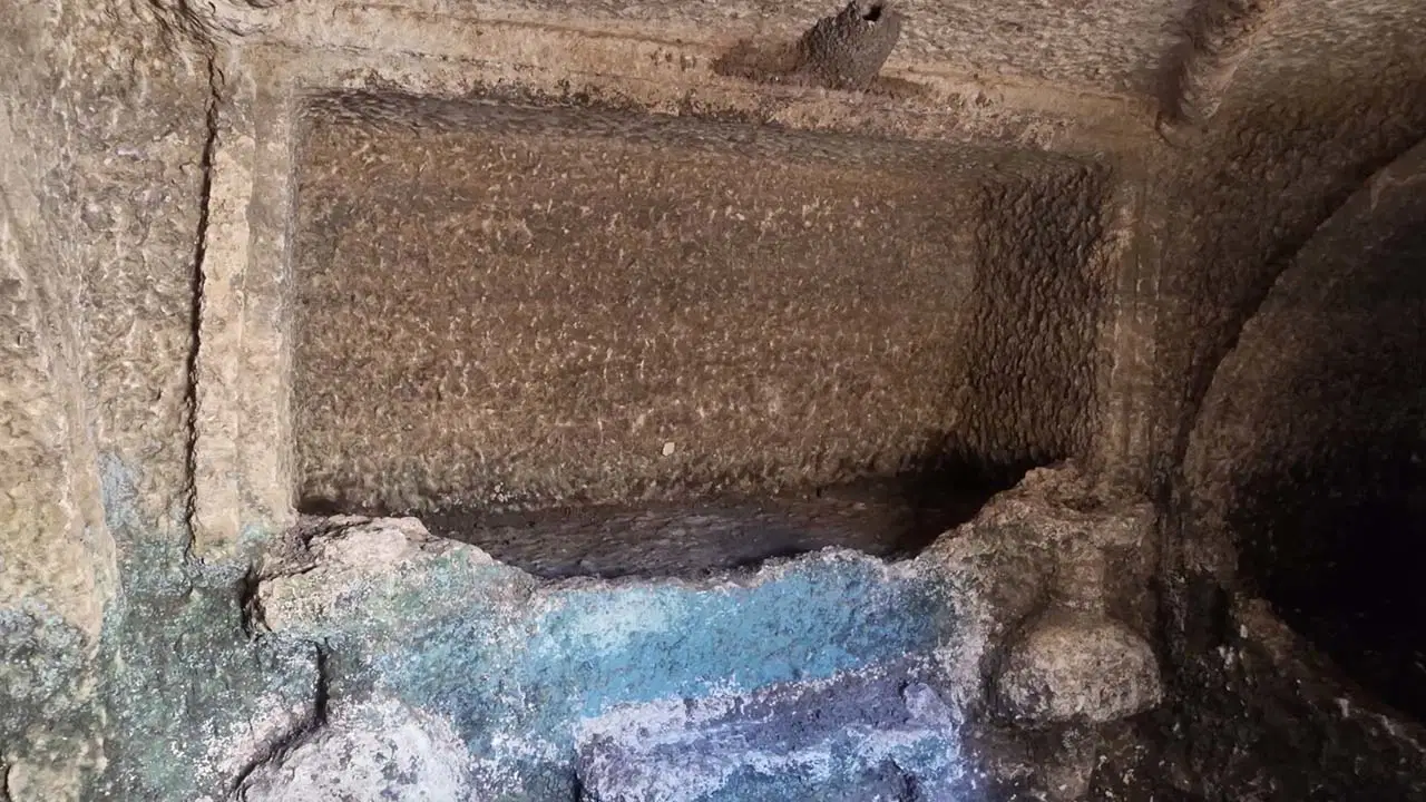 Adıyaman’daki Tharsa Antik Kenti’nde 1800 yıllık oda mezarı bulundu