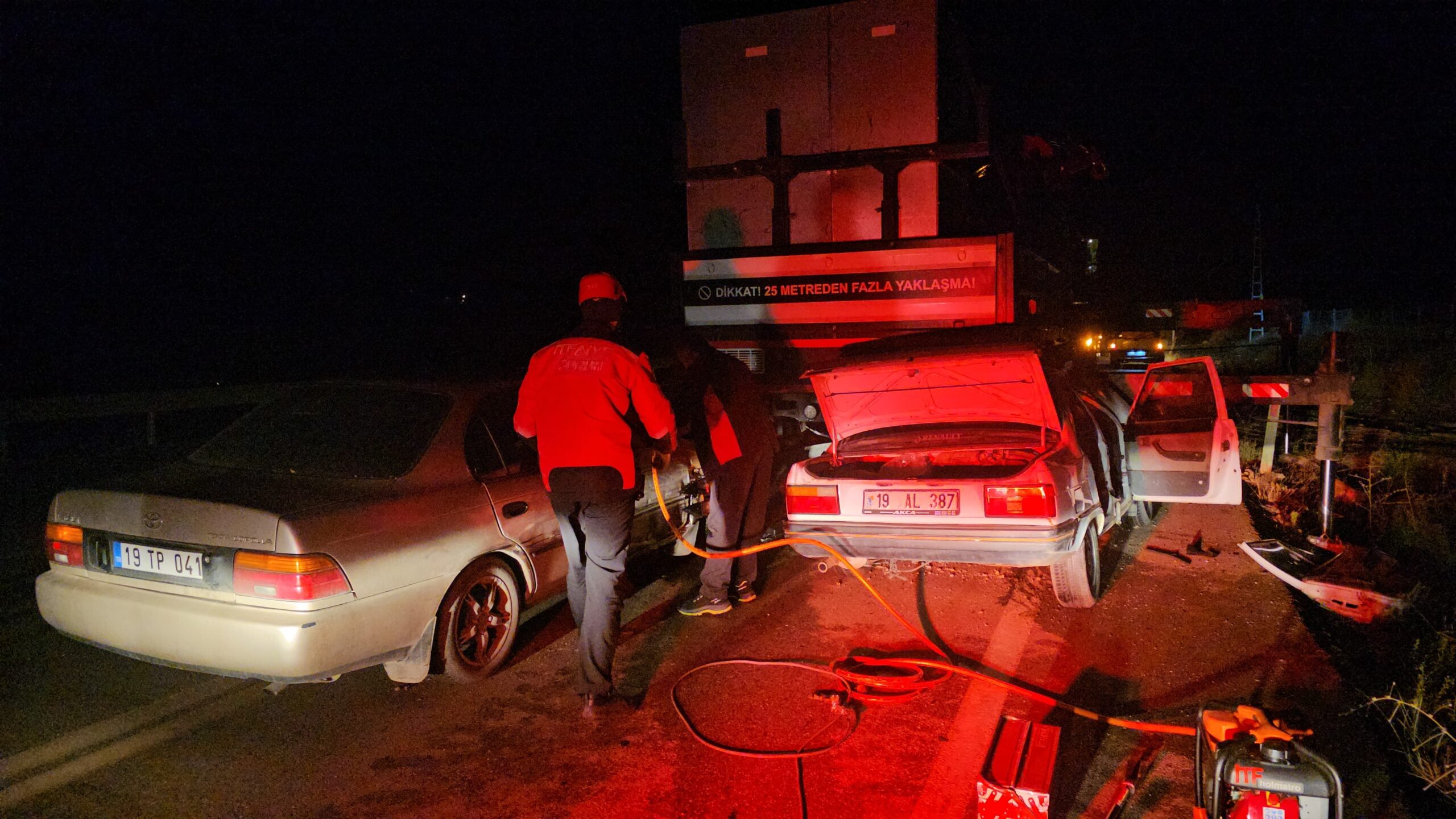 Çorum’da iki otomobilin vince çarpması sonucu 1 kişi öldü, 1 kişi yaralandı