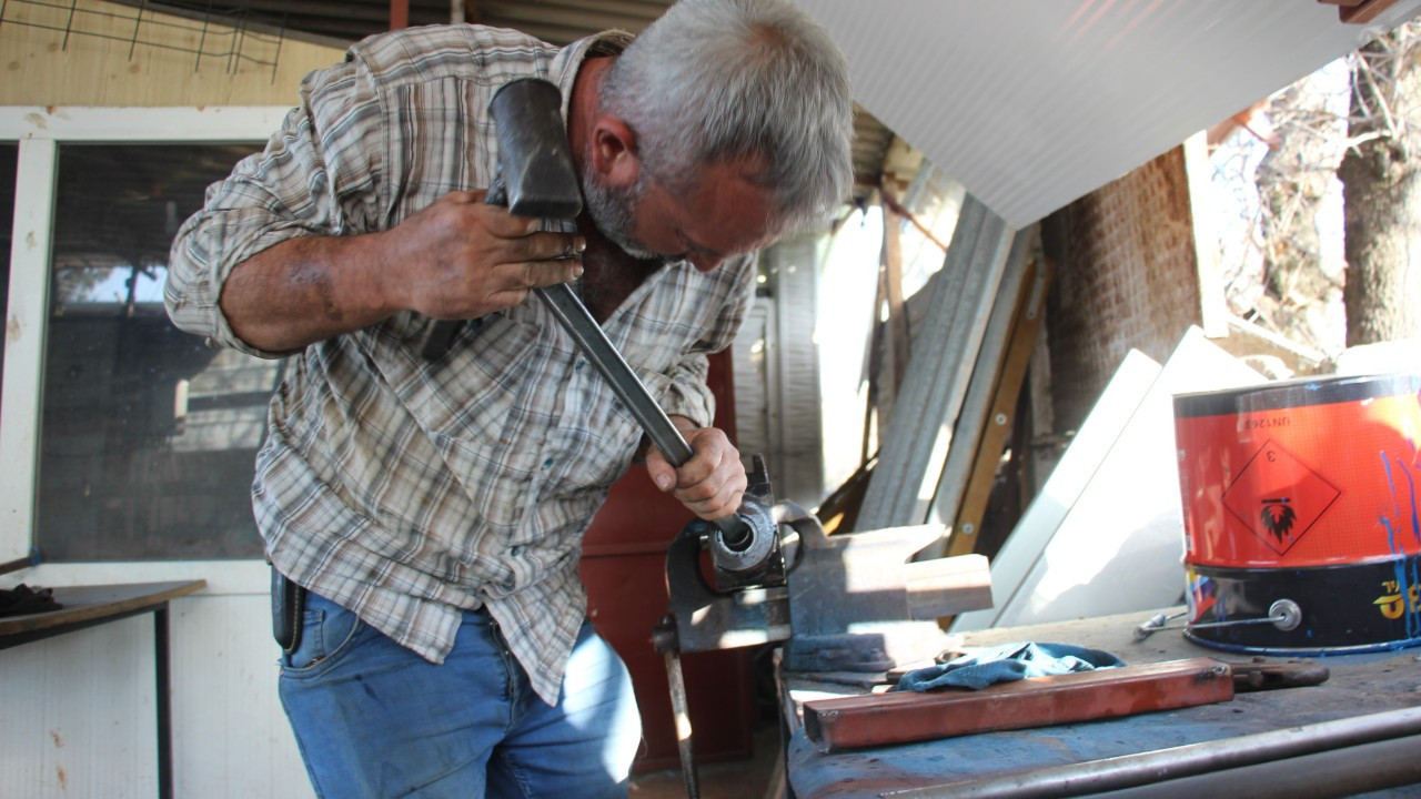 Emekli usta, tarlalarda seyyar traktör tamirciliğine başladı