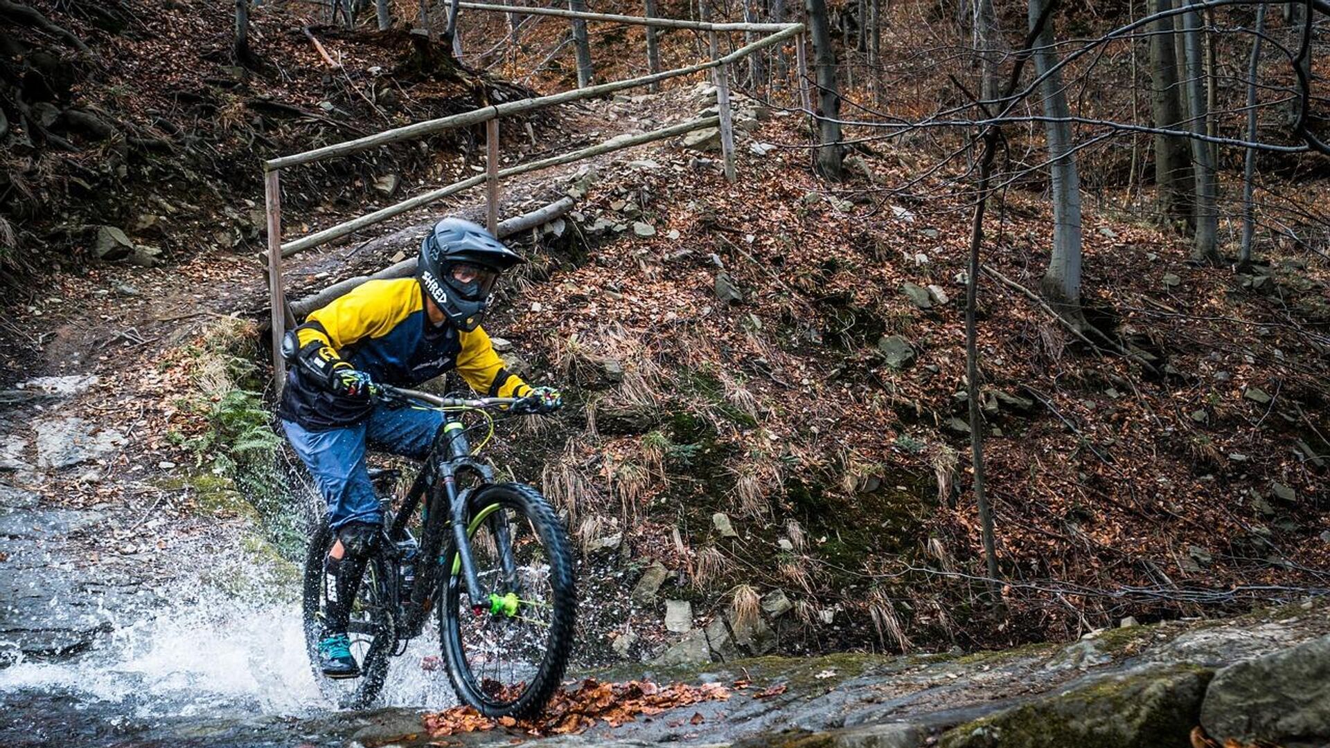 Fransa’da 77 yaşındaki bisikletçi uçurumdan düştü: Üç gün şarapla hayatta kaldı