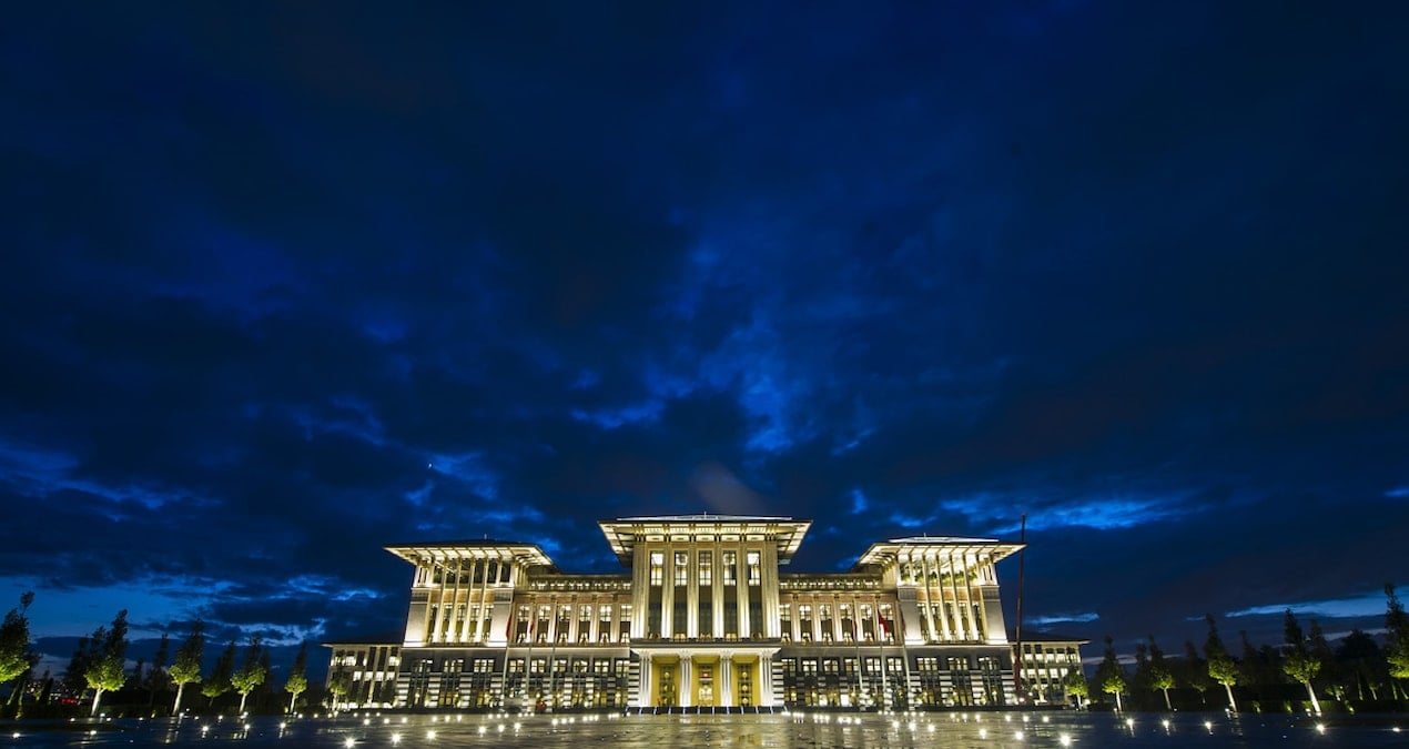 Halktan topladılar itibara harcadılar