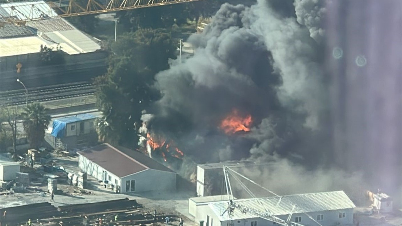 İzmir Bayraklı’da şantiye yangını: Gökyüzünü dumanlar kapladı