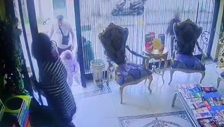 Kan kusarak taksiye sığındılar! Fatih’te zehirlenen Böcek ailesinin otele giriş görüntüleri ortaya çıktı