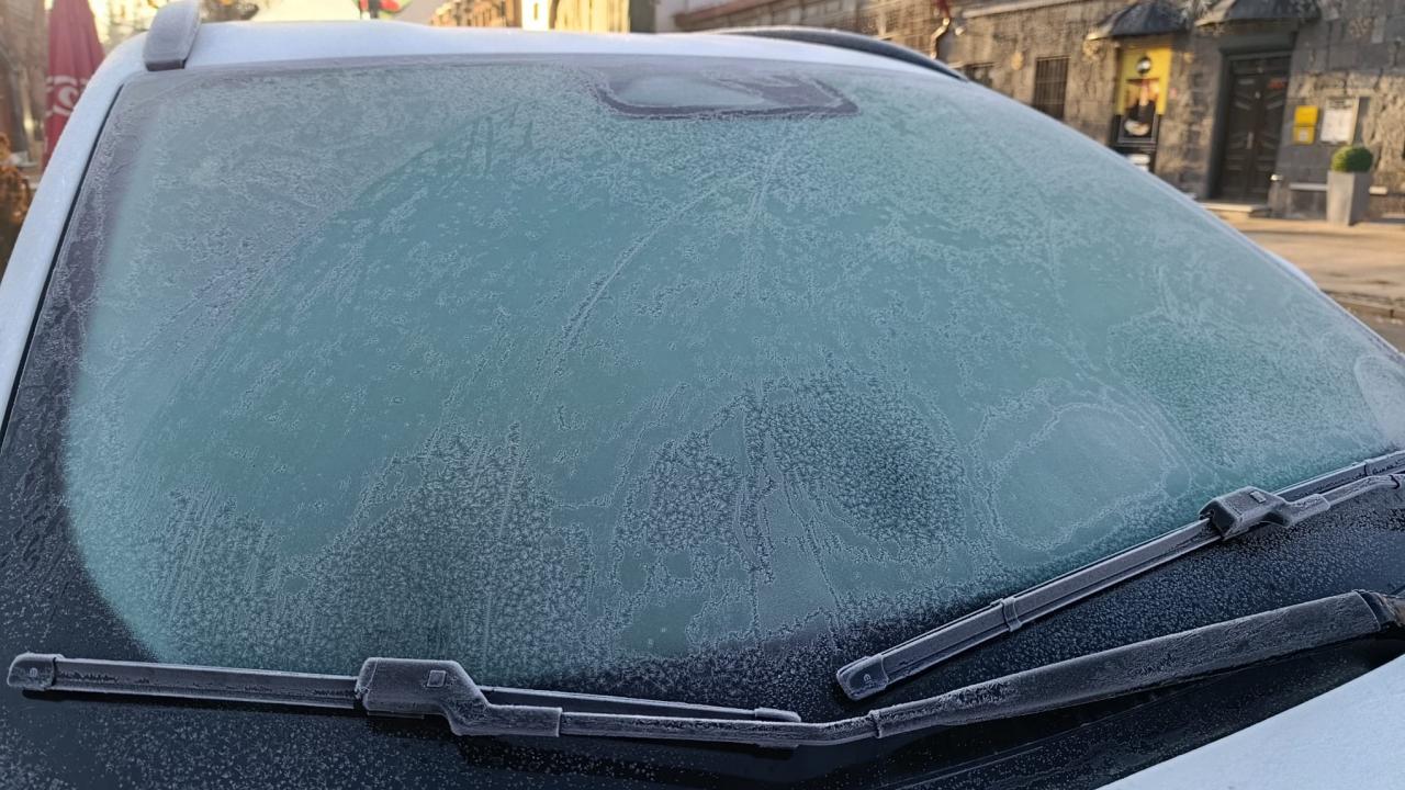 Kars eksi 13’ü gördü: Araç camları buz tuttu