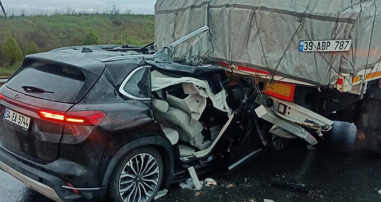 Keşan’da otomobil, TIR’a arkadan çarptı: 3 yaralı