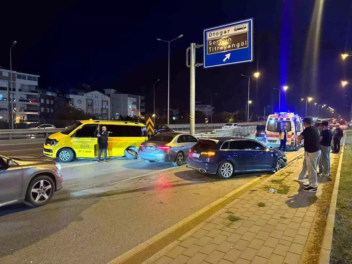Manavgat’ta Ticari Taksi ile Otomobil Çarpıştı: 2 Yaralı