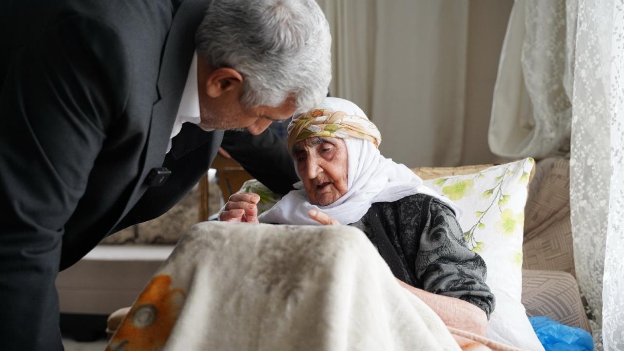 105 yaşındaki Hanım nine, AK Parti’ye üye oldu!