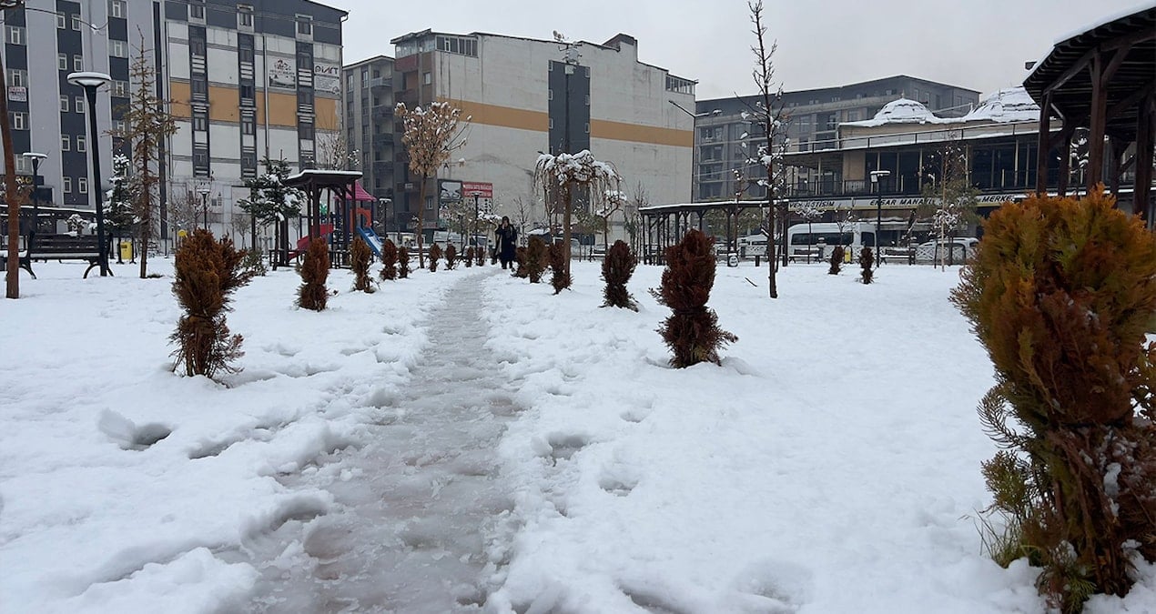 Hakkari’de yollar kapandı