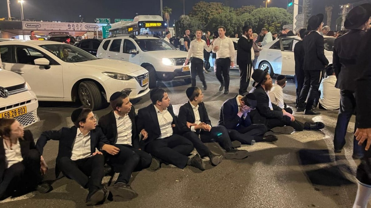 İsrail’de askerlik karşıtı protestoya araçlı saldırı