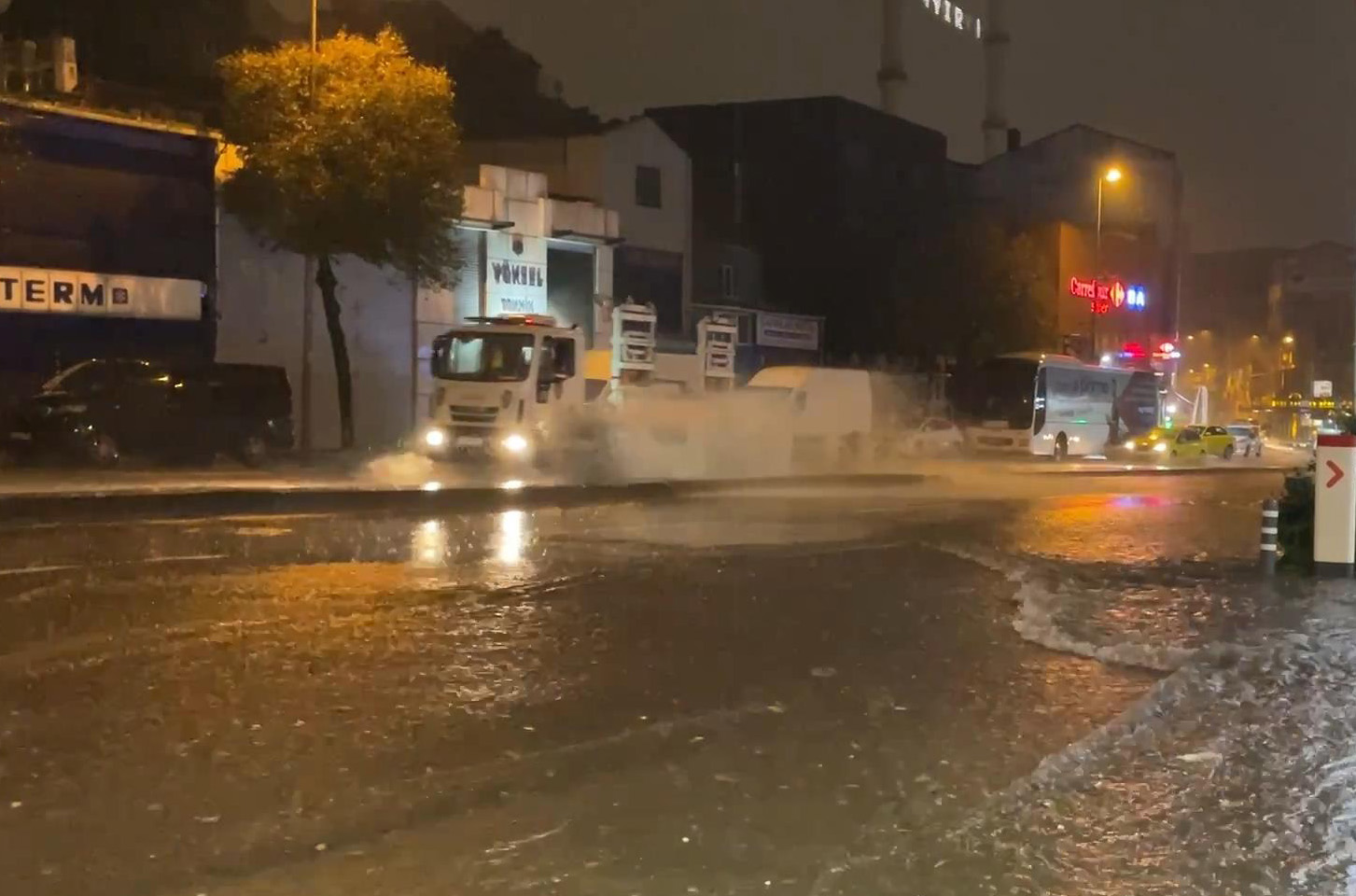 İstanbul’da sağanak: Yollar göle döndü, evleri su bastı