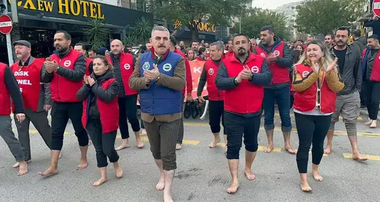 İzmir’de belediye işçileri ‘çıplak ayakla’ yürüdü