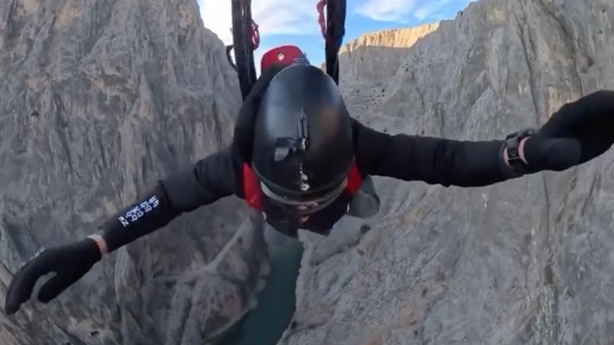 Karanlık Kanyon’da nefes kesen base jump atlayışı