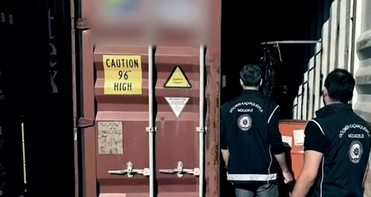 Mersin limanında konteynerde göçmenler yakalandı