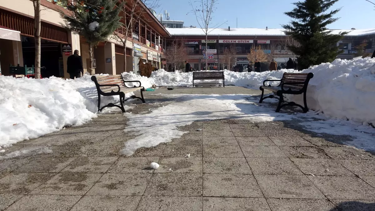 Erciş’te Karla Sohbet Mola