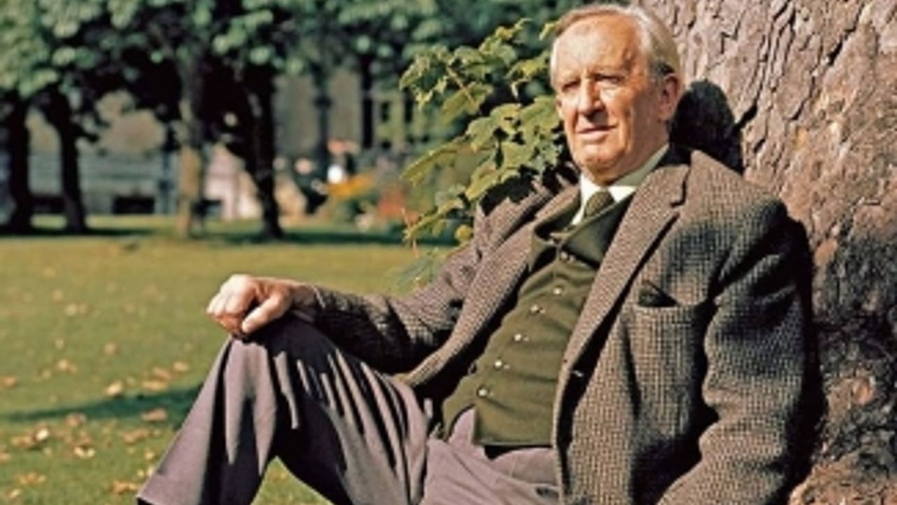 J.R.R. Tolkien, Orta Dünya evrenini başlatan cümleyi ilk kez nasıl yazdığını anlatıyor.