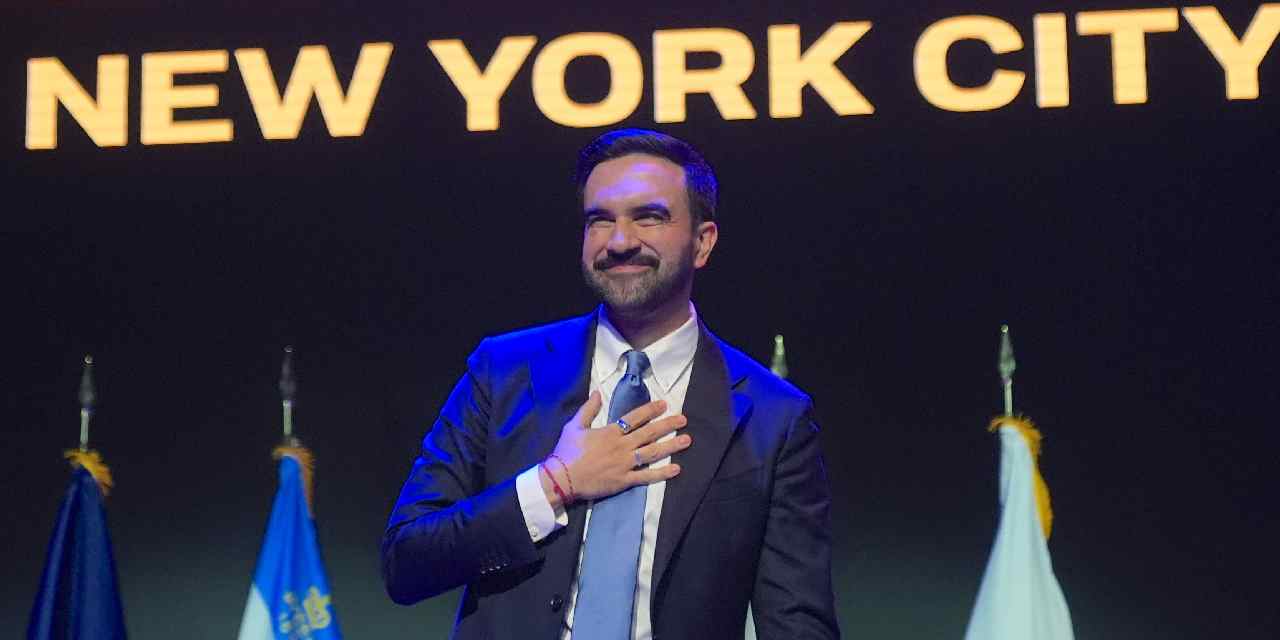 Müslüman Mamdani Kur’an’a el basarak yemin etti: İsrail rahatsız oldu!