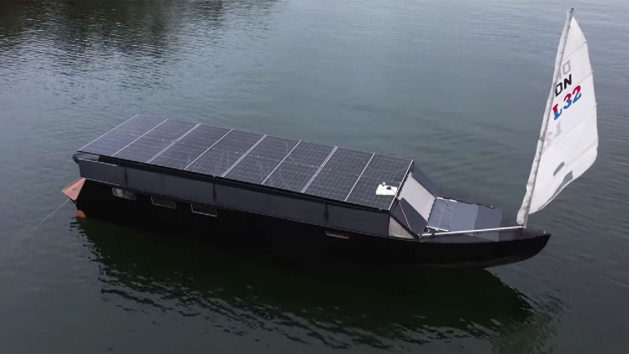 Ne yakıta, ne de şarja ihtiyacı var: Finlandiyalı gencin garajda yaptığı “güneş teknesi”