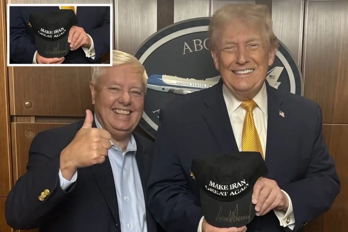 Trump’ın elinde tuttuğu şapkadaki “İran” detayı çok şey anlatıyor