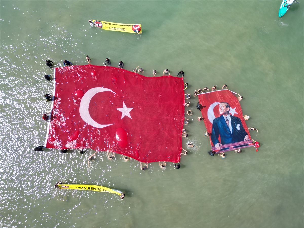 Arsuz’da 19 Mayıs Bayramı Coşkusu: Denizde 138 Metrekarelik Dev Türk Bayrağı Açıldı