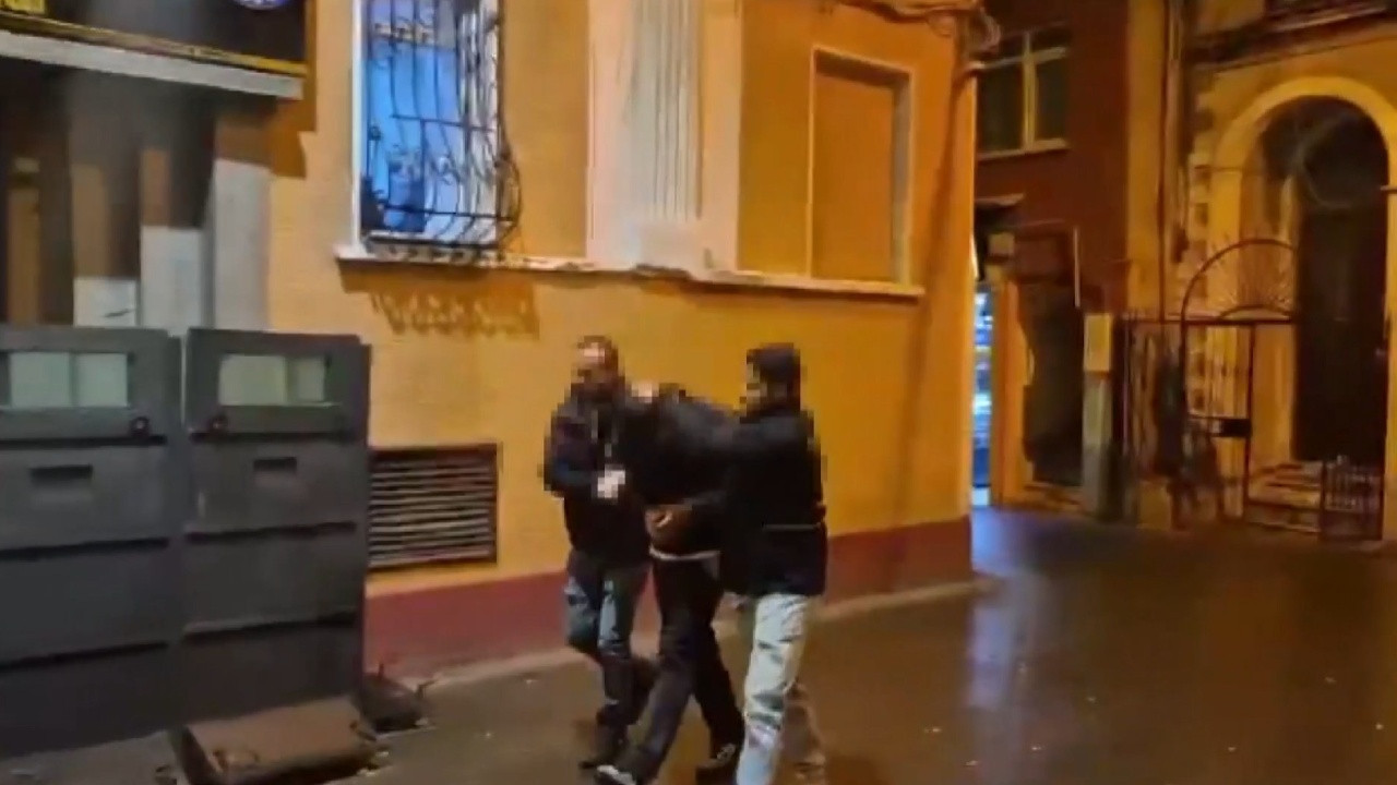 İstiklal Caddesi’nde Bankta Uyuyan Adamın Telefonu Çalındı