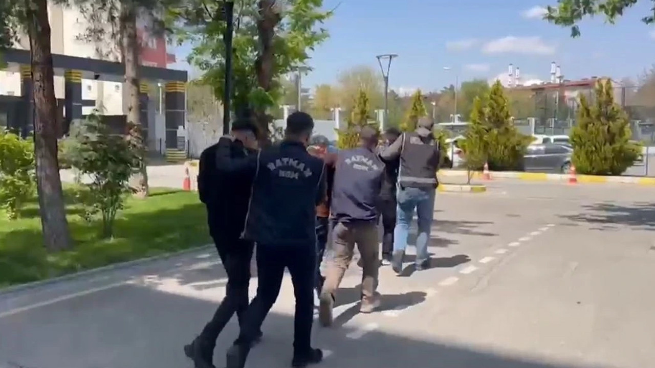 Batman’da İki Araçta 13 Tane Tabanca Ele Geçirildi
