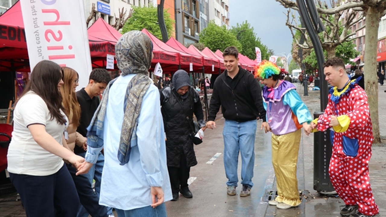 Bolu’da Dolu Yağışı Sonrası Caddeyi Şenlendiren Halay