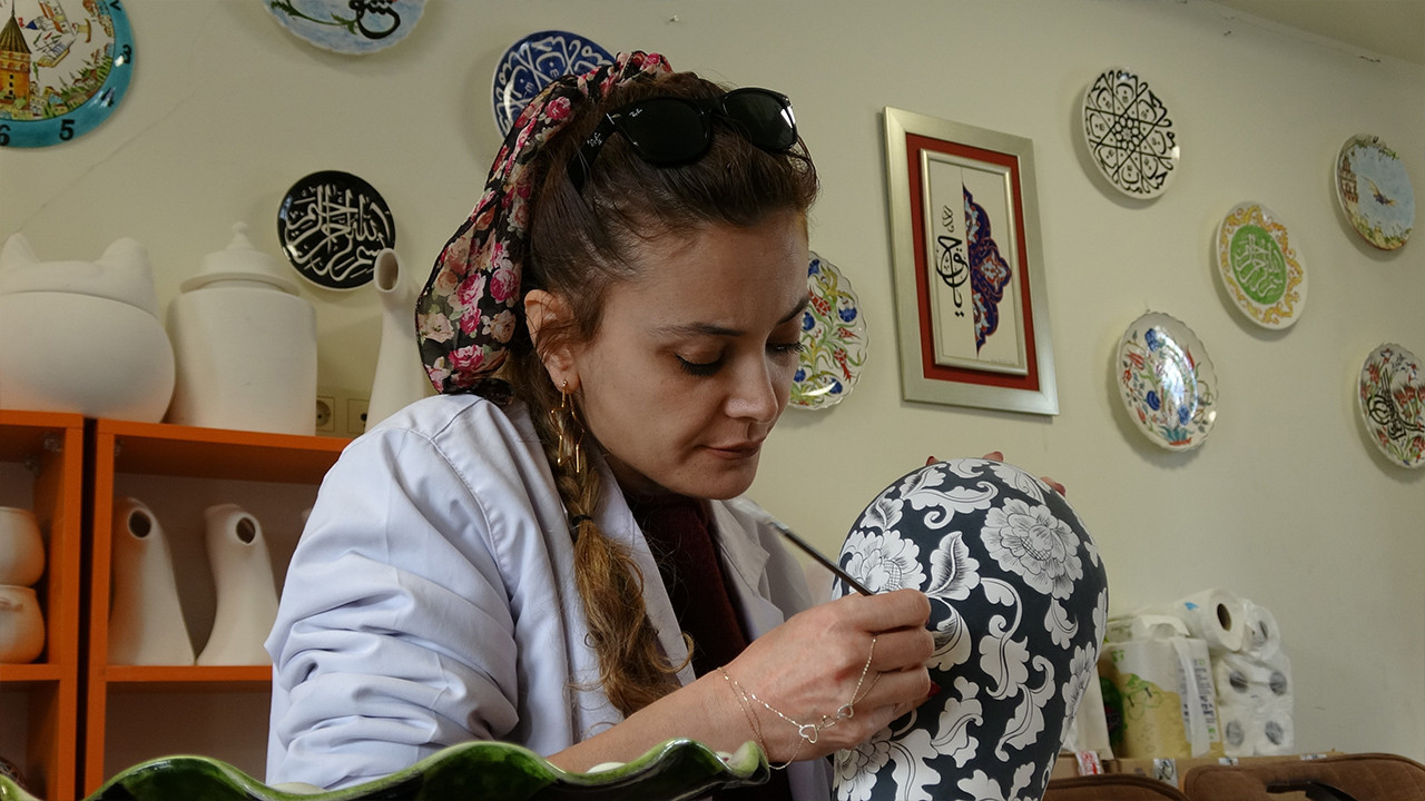 Özlem Karabüber’ün Çini Sanatı Serüveni: Kursiyerlikten Eğitmenliğe Uzanan Başarı
