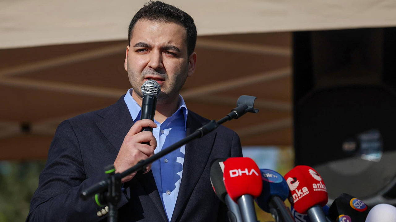 Cem Aydın’dan AKP’nin Gençlik Etkinliğine Sert Eleştiri: “Bedava Şenlikle Gençleri Araba Doldurarak…”