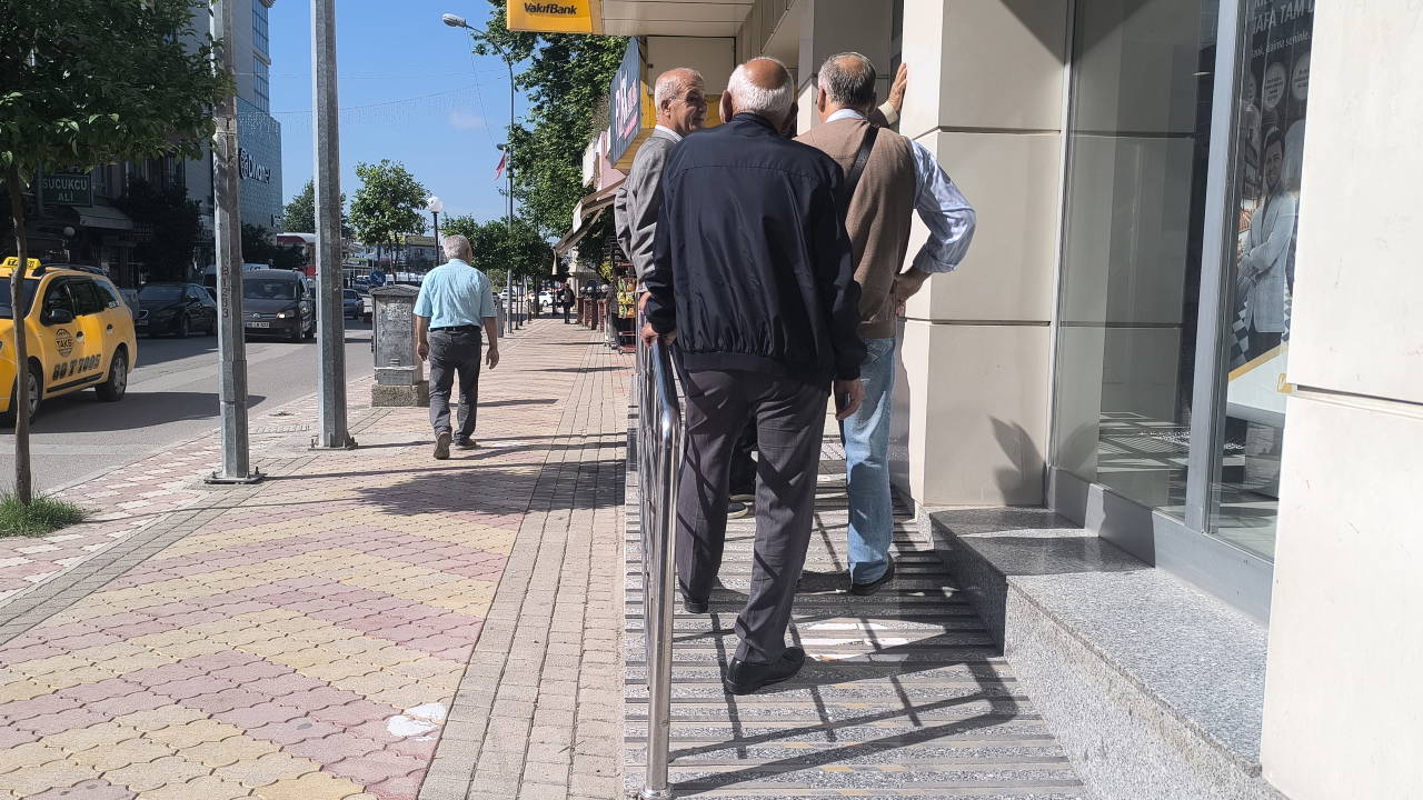 Emekliler Bayram İkramiyesini Yetersiz Buluyor: “Çocuklarımıza Harçlık Vereceğiz”