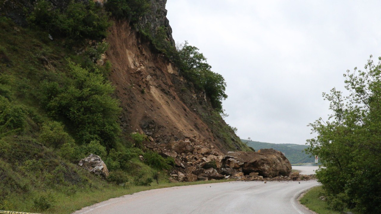 Tokat’ta Şiddetli Yağışlar Heyelana Neden Oldu: Yol Ulaşıma Kapandı