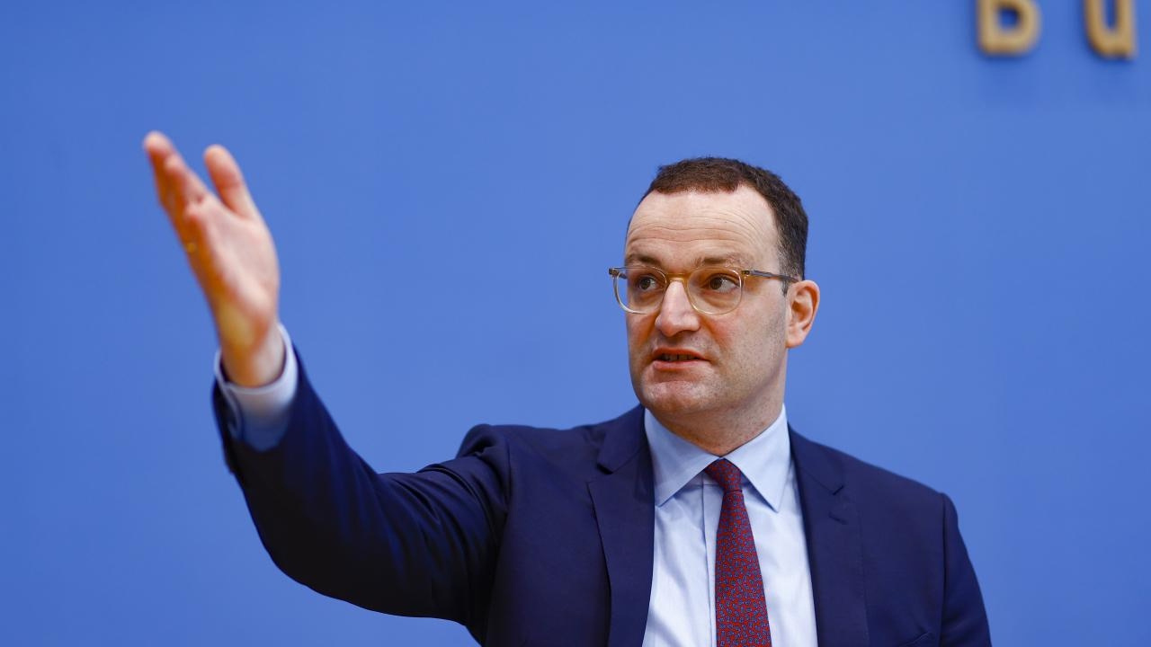 Eski bakan ortaligi karistirdi ulkesinde karsi ciktigini yurt disinda yapti QpT2qt7k