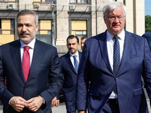 Hakan fidandan ukraynali bakanin yaninda karadeniz uyarisi turk sahipli gemi vurulmustu tCDqjvdF